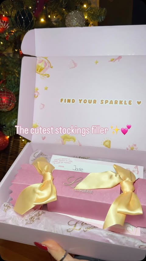 Instagram post by @jadeslavin92 for LILIOSA LINGERIE. Caption reads: [...] what I want under my tree....