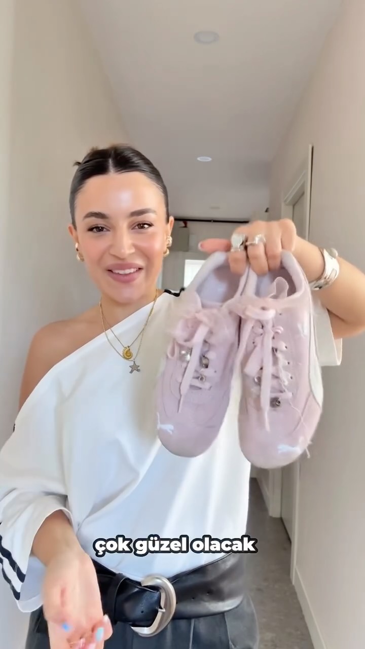 Instagram post by @ozgessaglam for Ipekyol. Caption reads: nası olmusum!!🤍
tshirtum @the.bases 
pantolon....