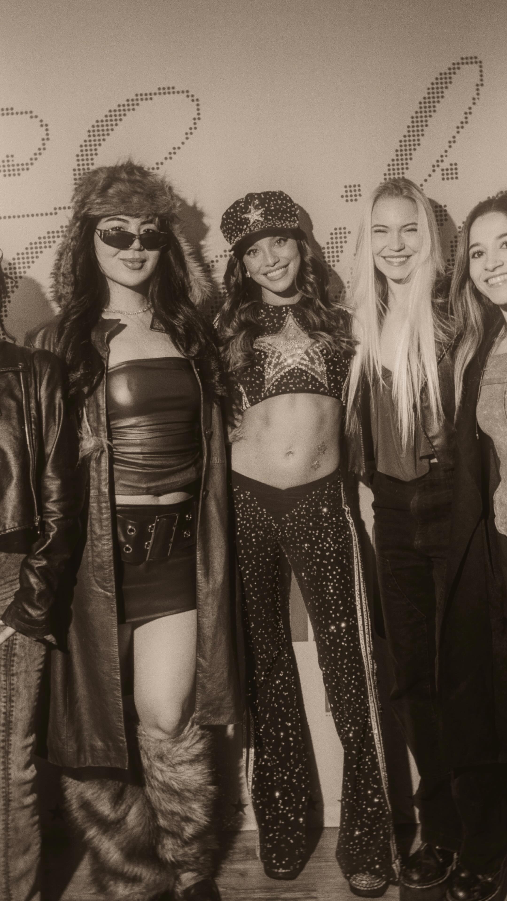 Instagram post by @anndrealu for SKY Airline. Caption reads: Storytime de lo que fue conocer a Emilia Mernes en....