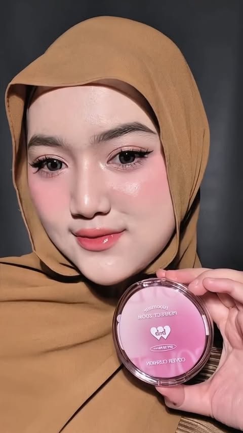Instagram post by @dwiffahraherz for Barenbliss. Caption reads: [...] matte 🩷 #LightAsAirMatteCushion #barenbliss.