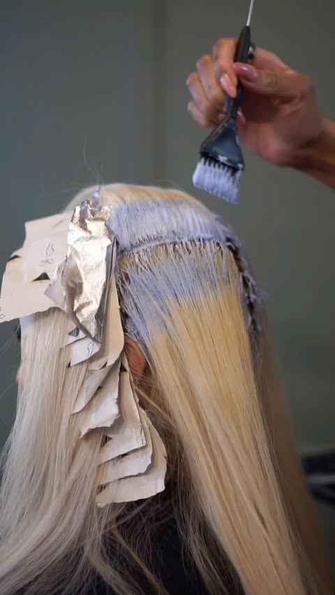 Instagram post by @sabrinathehairwitch for L'Oréal Professionnel Paris. Caption reads: Do a corrective bleach and tone on black hair with....