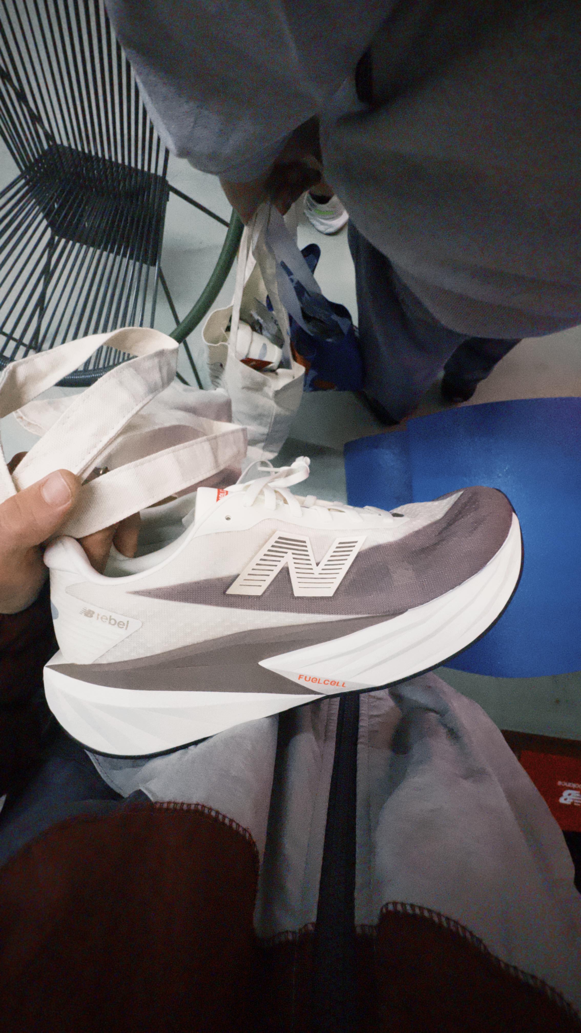 Instagram post by @bressanbrendon for New Balance. Caption reads: esse rebel v5 ficou bom demais💥

Tênis que serve....