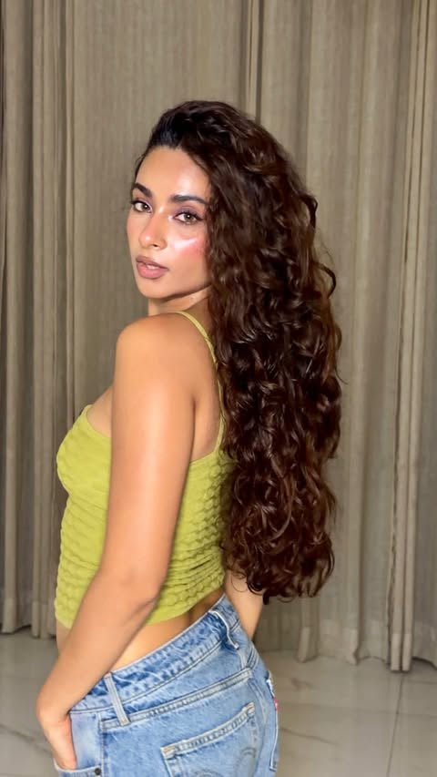 Instagram post by @nihareekasingh for Love Beauty and Planet. Caption reads: [...] this Leave-in Conditioner from....