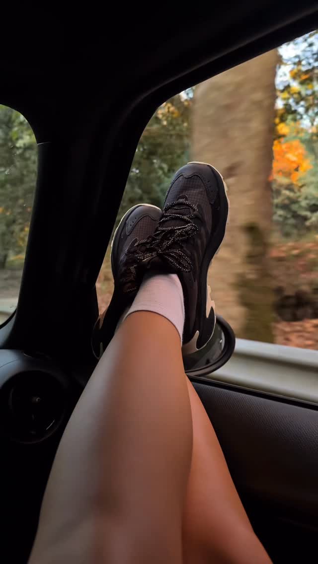 Instagram post by @_marcia.f_ for Merrell. Caption reads: Exploring my secret spot with @merrell ⭐️🧡....