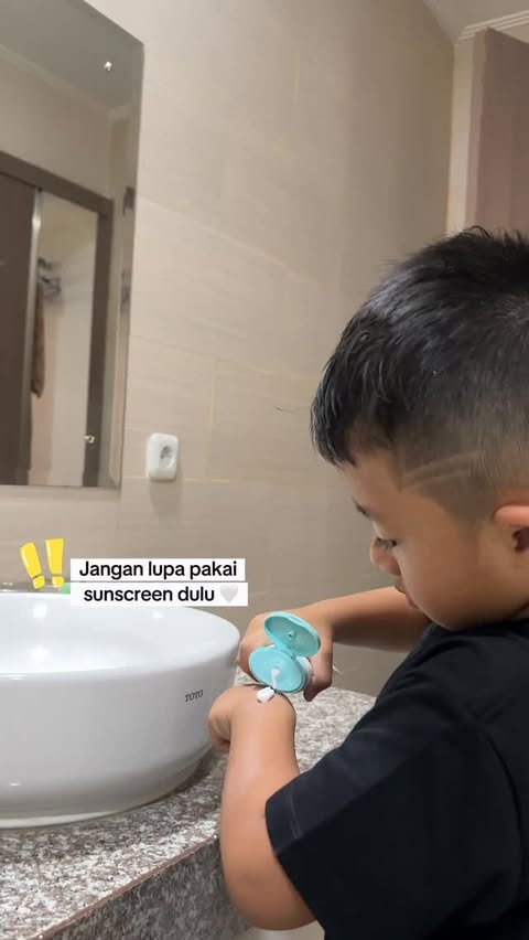 Instagram post by @karinajulianaptr for Bambi Baby. Caption reads: [...] keluar sebelum pake Suncreen!!🩵✨....