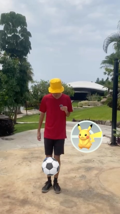 Instagram post by @cejasfreestyle for Pokémon GO. Caption reads: Haciendo el Ponte La 10 ⚽️ #PonteLa10* #PokemonGO....