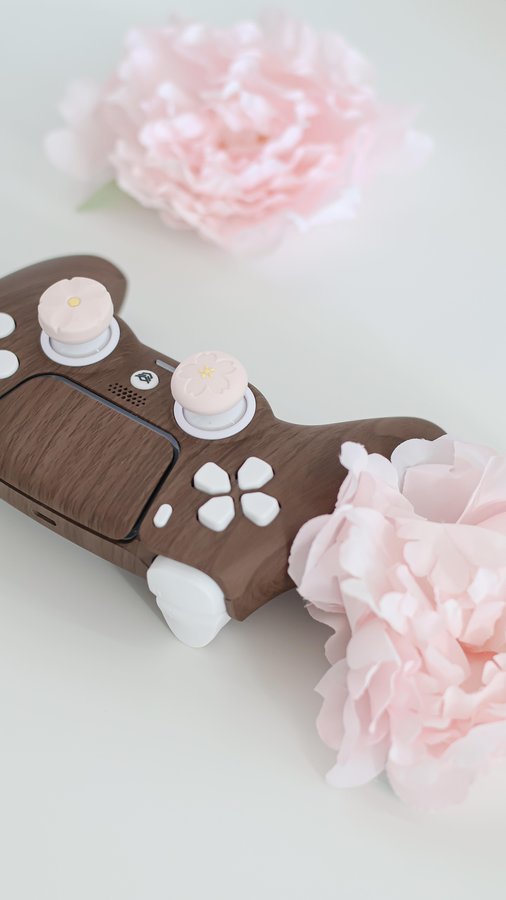 Instagram post by @piapeonia for HexGaming. Caption reads: [...] link in bio ~ #hexcontroller #hexgaming....