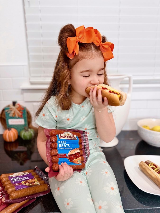Instagram post by @pollyanabschandler for Johnsonville. Caption reads: [...] dinner?” shouldn’t be stressful.😅✨....