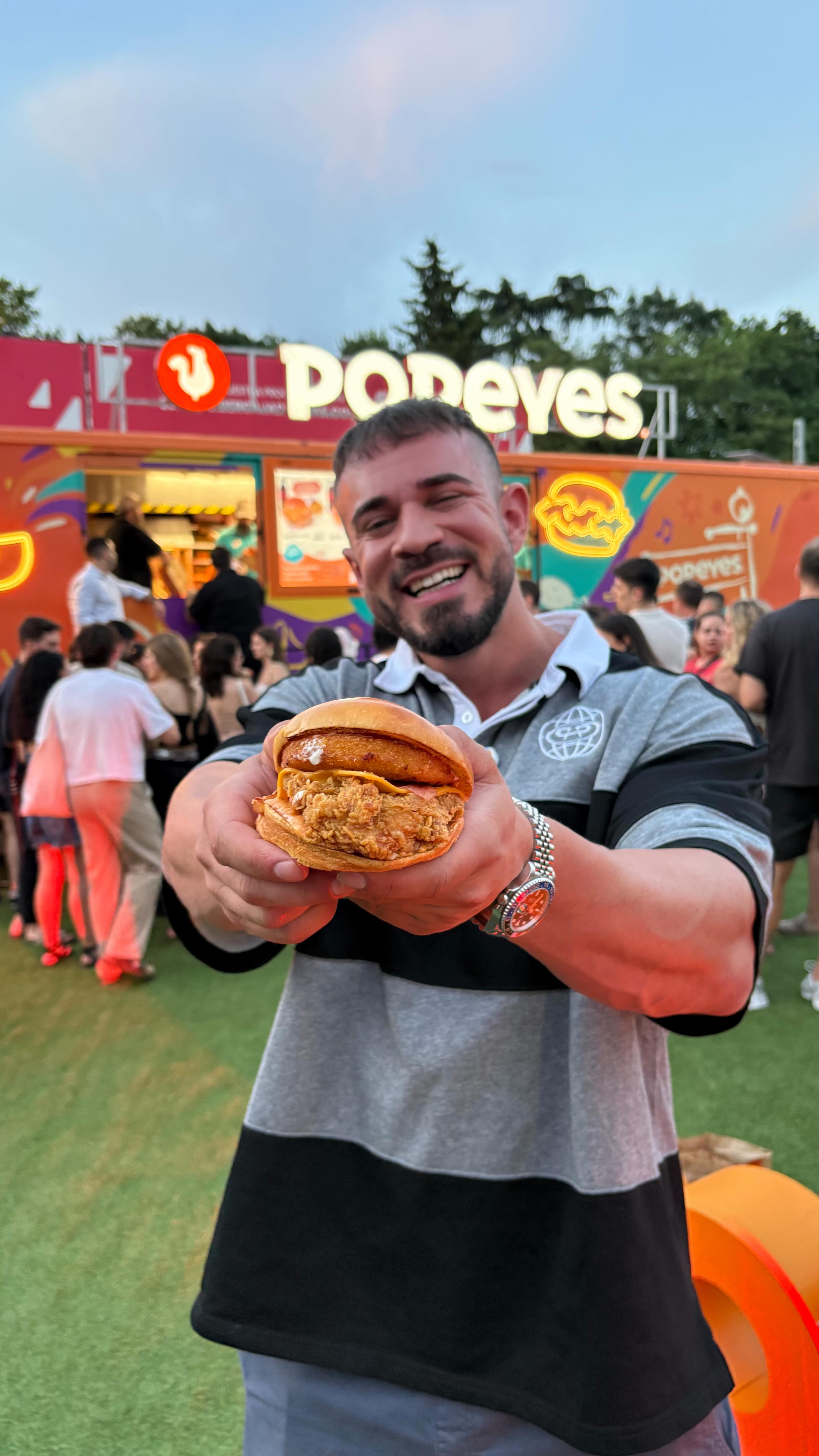 Instagram post by @cenandoconpablo for Popeyes. Caption reads: *publi Me he colado en la cocina de la nueva....