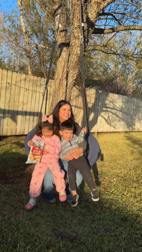Instagram post by @thearellanofamily_ for H-E-B. Caption reads: #AD Snack time with my little crew 💛🍏
We’ve all....