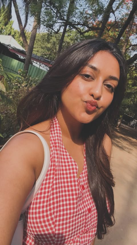 Instagram post by @shreyaa_shaah for Himalaya Personal Care. Caption reads: [...] #amazonbeauty @amazonfashion....
