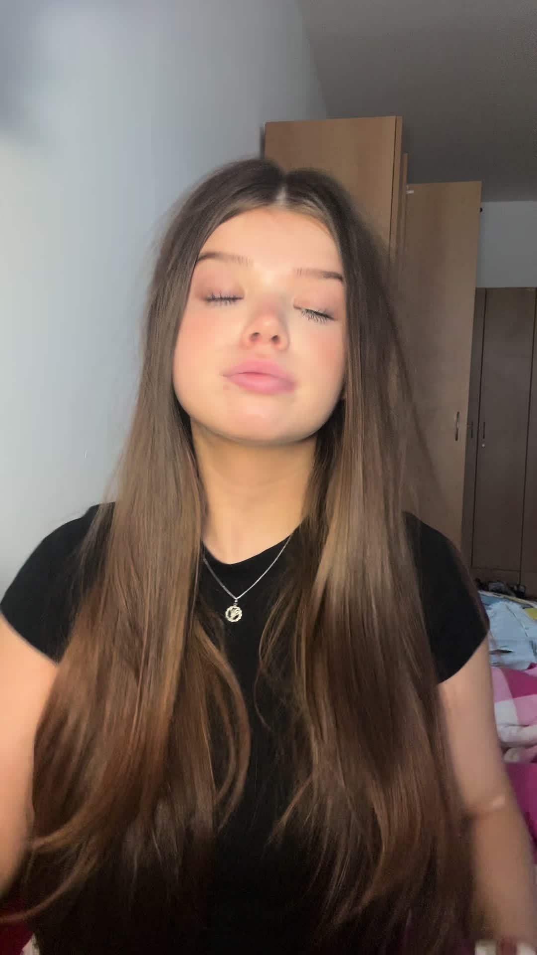 TikTok post by @neli.2s for Garnier CZ/SK. Caption reads: 💚#diamondsleek @garnier_czsk #ad....