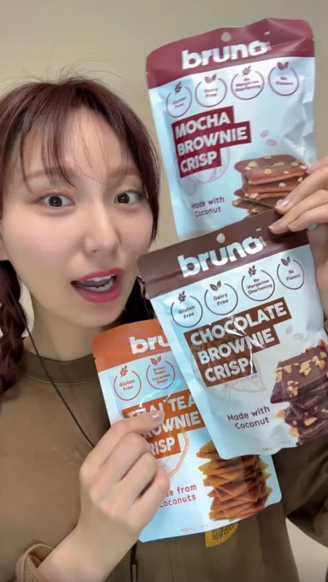 Instagram post by @ayannui63 for Cosme Kitchen コスメキッチン. Caption reads: 今話題のグルテンフリーのチョコレートブラウニーチップス食べてみた！🍫
@cosmekitchen....