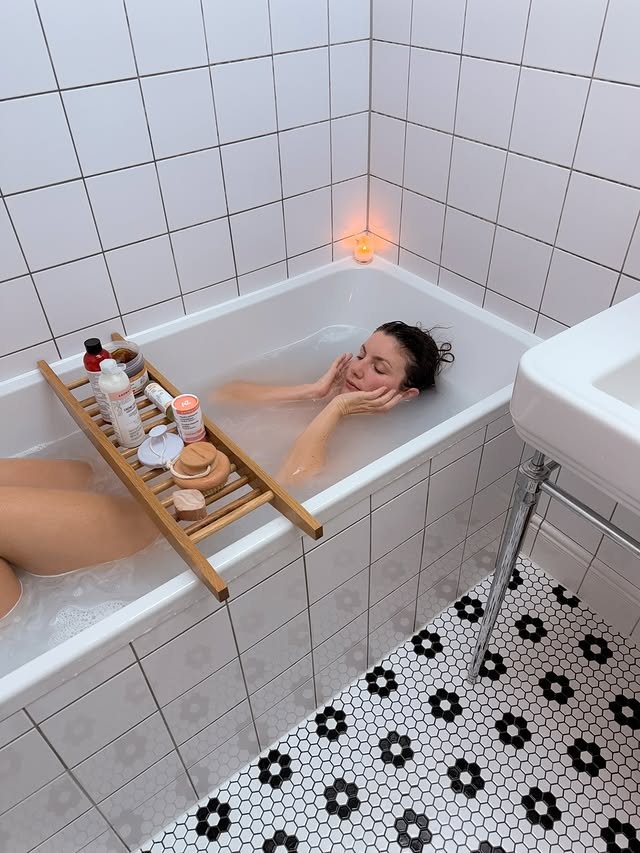 Instagram post by @emmahoareau for Aroma-Zone. Caption reads: [...] the most nourishing products from....