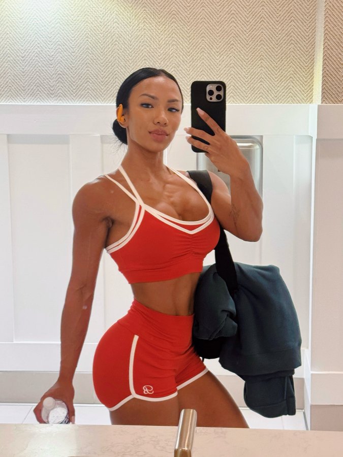 Instagram post by @maureenblanquisco.pro for BOMBSHELL SPORTSWEAR. Caption reads: @bombshellsportswear 💋 #bombshellsportswear [...].