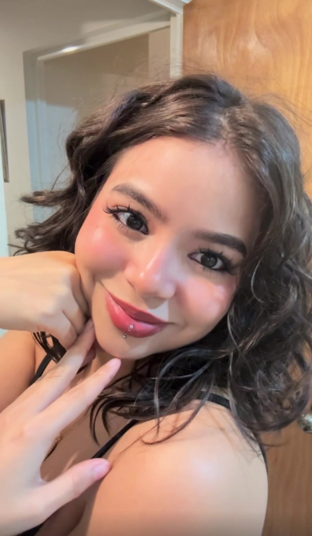 TikTok post by @micheli.lla for BQ Lash. Caption reads: Tutorial de pestañas bb, modelo pixie @Tienda....