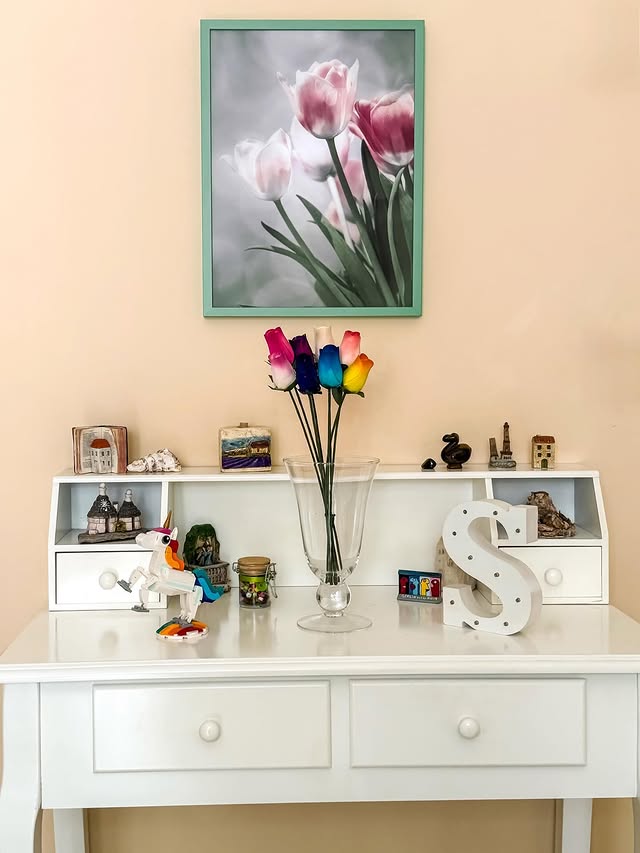 Instagram post by @ladyessegici for Poster Store. Caption reads: [...] with Tulipani Rosa Fioriti Poster....