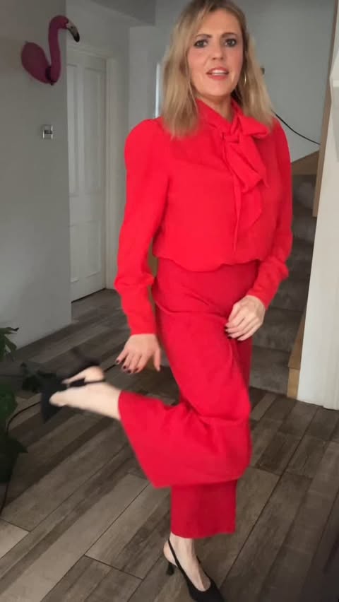 Instagram post by @carolem_beauty for Cosyisland. Caption reads: [...] the back of your foot! Thats where....