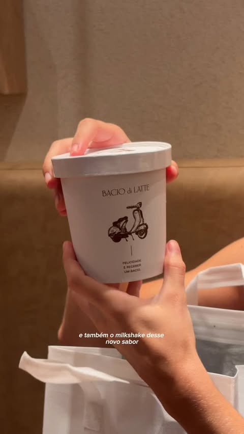 Instagram post by @leticianveronezi for Bacio di Latte. Caption reads: Novo sabor Cookies & Cream Crumble da....