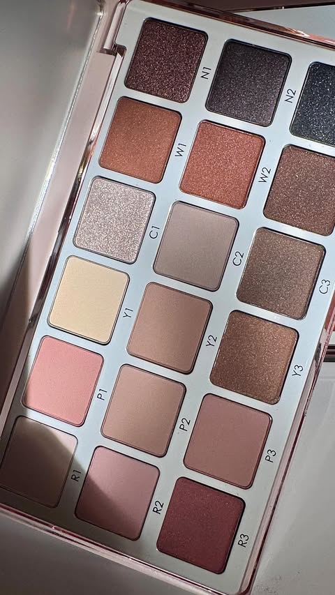 Instagram post by @amanda_roussin for Beautytap. Caption reads: Soft glam, sculpted depth, and effortless....