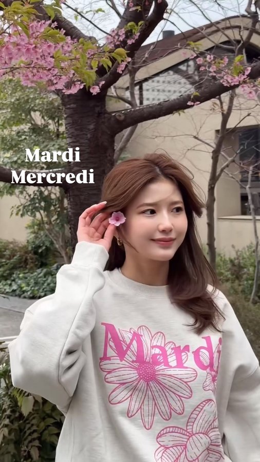 Instagram post by @asaki999 for Mardi Mercredi. Caption reads: all Mardi Mercredi 🌸

Mardi [...].