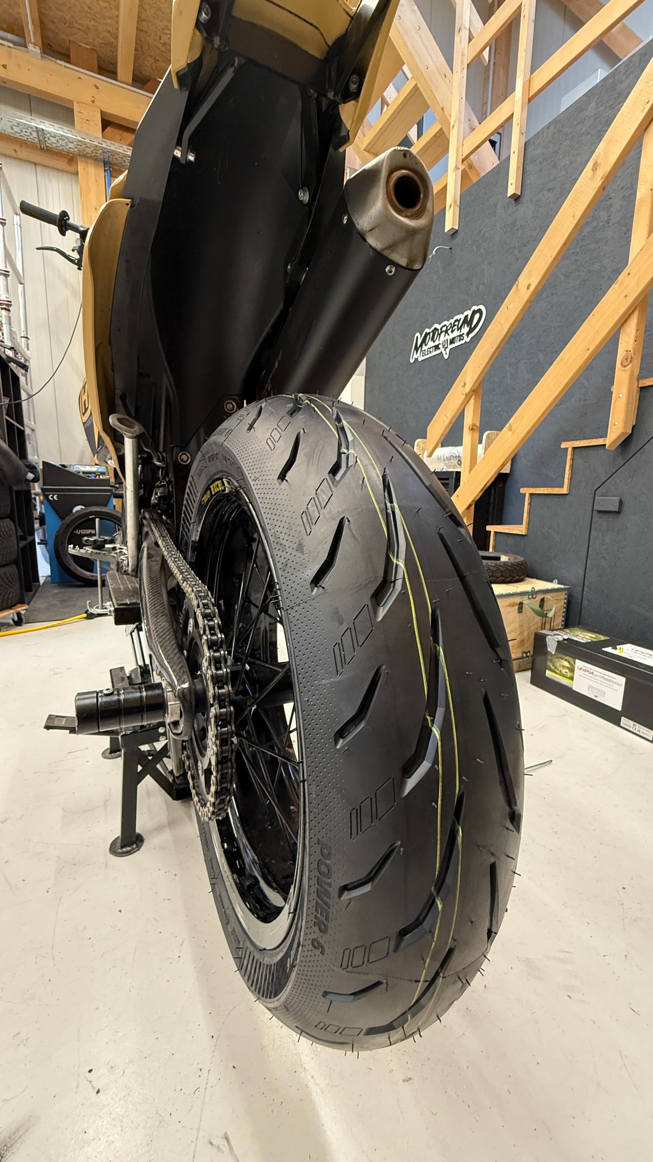 Instagram post by @motofreund for Michelin. Caption reads: Auch beim Motorrad gilt: Reifenprofil Mindesttiefe....