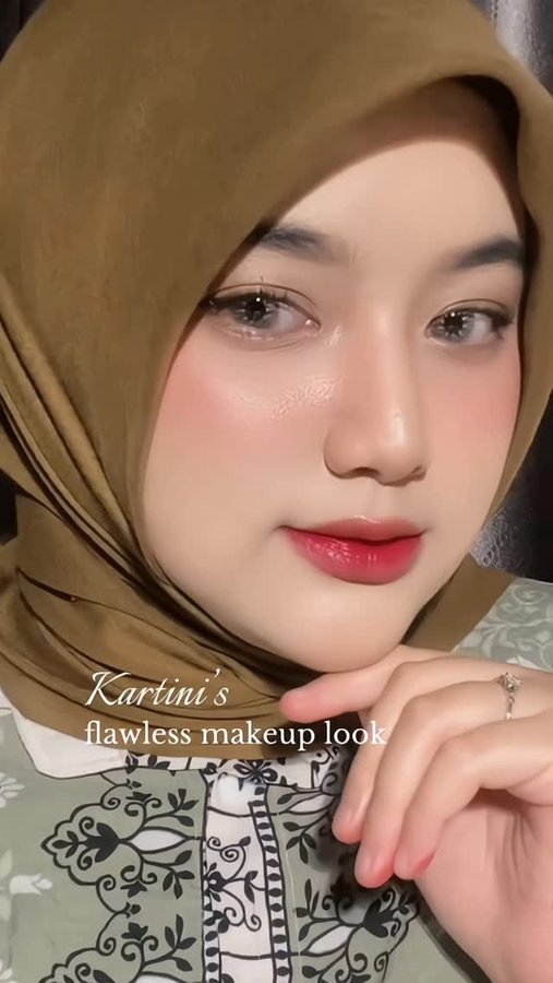 Instagram post by @dwiffahraherz for BUTTONSCARVES. Caption reads: [...] flawless makeup look with one brand....