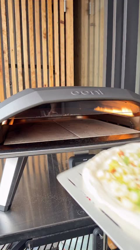 Instagram post by @7thfloorpizza for Ooni. Caption reads: [...] Temperature (4°C) 🔥 Baked in the Ooni Koda....
