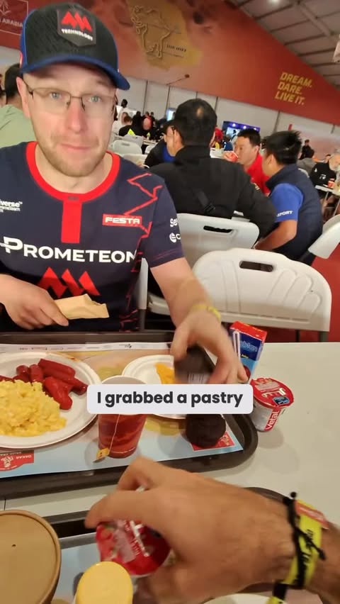 Instagram post by @david.svanda for Castrol. Caption reads: 🇨🇿 [ENG Below] Hlášení ze snídaně na Dakaru....