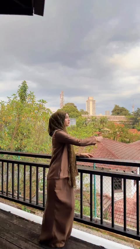 Instagram post by @aireenasf for Shopee Malaysia. Caption reads: Baring-baring pun boleh shopping 😌 Beli online....