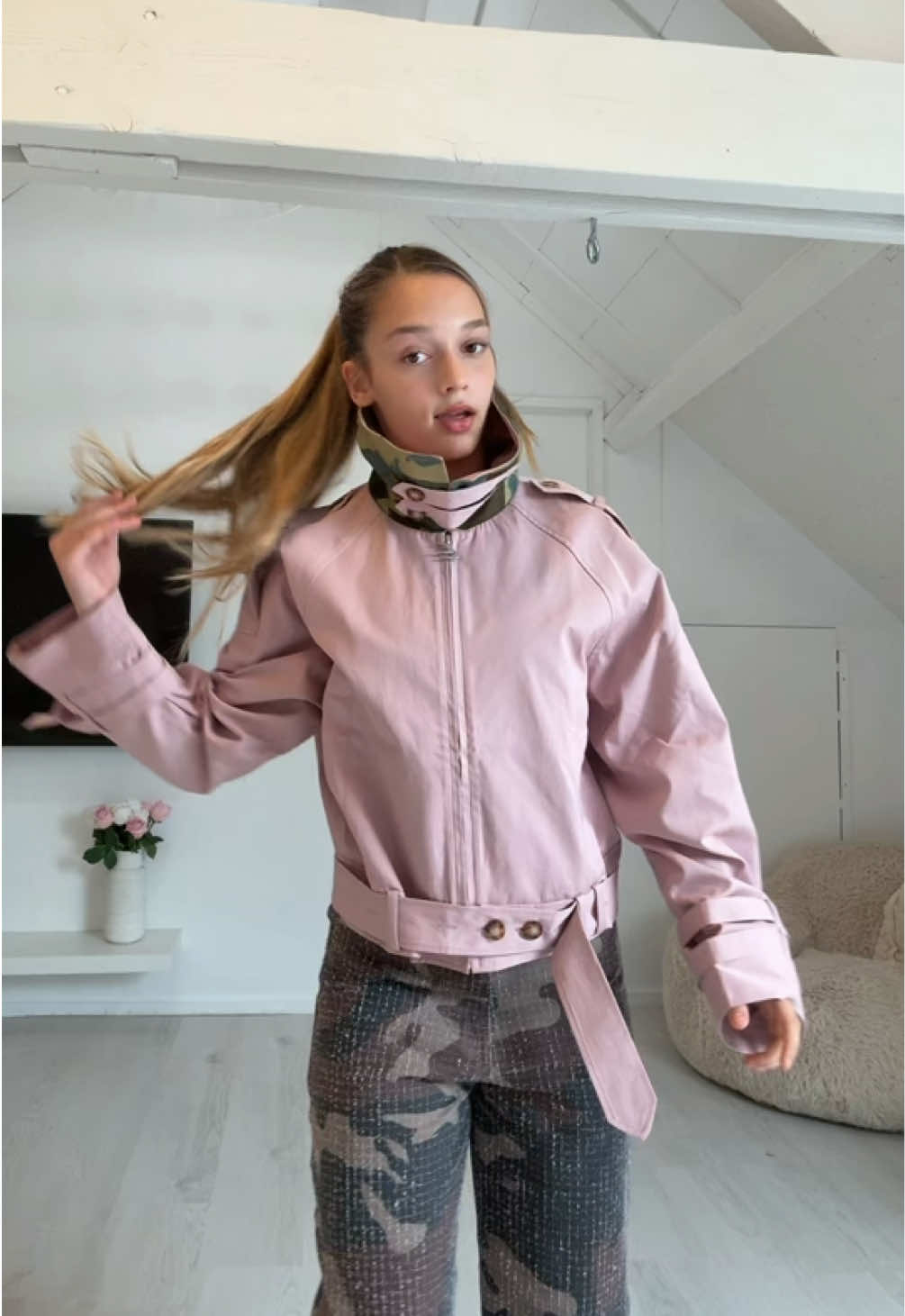 TikTok post by @famkasumovic for SCUFFERS. Caption reads: publiciteit ~ UGHHH LOVE THIS FIT @SCUFFERS 🤍🪷....