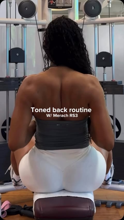 Instagram post by @luciavergarab for Merach. Caption reads: [...] a quick back workout at home. 🤍 The....