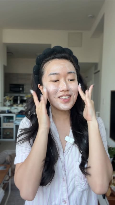 Instagram post by @vivecachow for LaRochePosayUS. Caption reads: #LaRochePosayPartner 5 minute routine to make you....