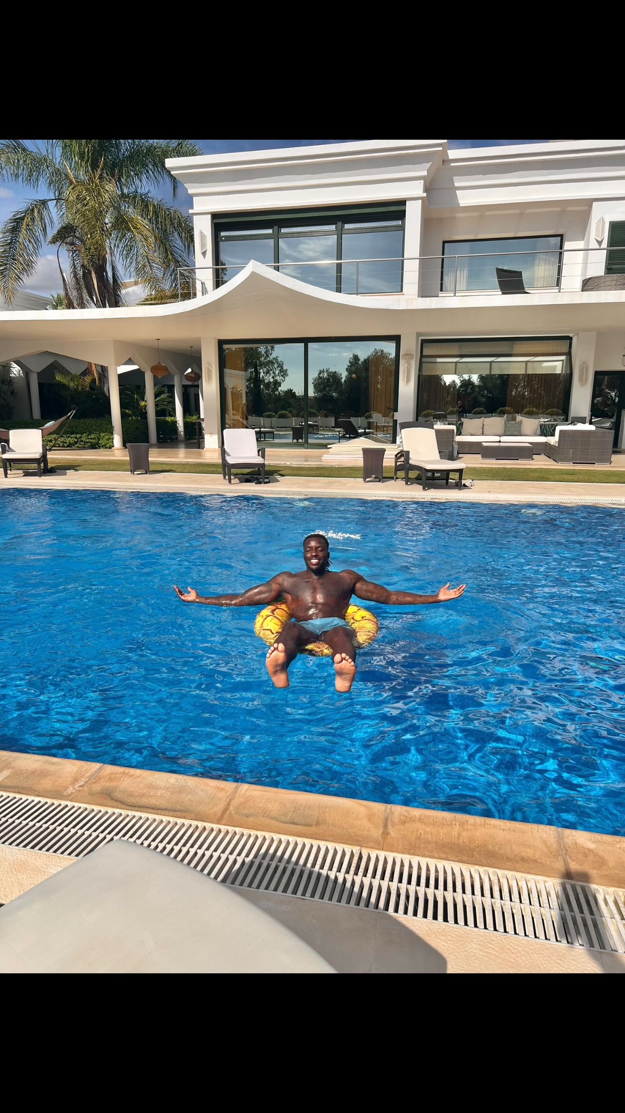 Instagram post by @dejonnoelwilliams for VIVOBAREFOOT. Caption reads: Weathered the storm, keep going🙏🏾🖤.