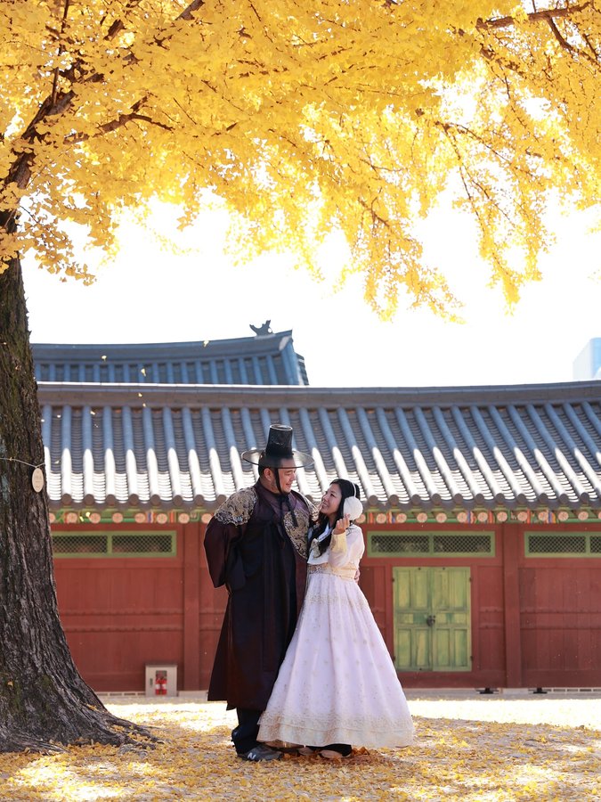 Instagram post by @seattle.food.diva for Hawaiian Airlines. Caption reads: V and M take on Korea 🫰🇰🇷✈️ We’re loving....