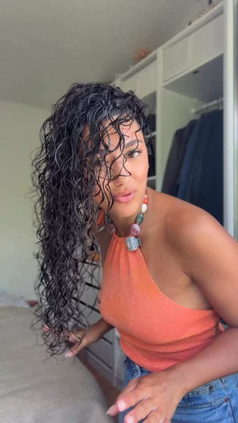 Instagram post by @marinegxmes for AROMA-ZONE. Caption reads: @aromazone_officiel #curly #curl #produitoffert....