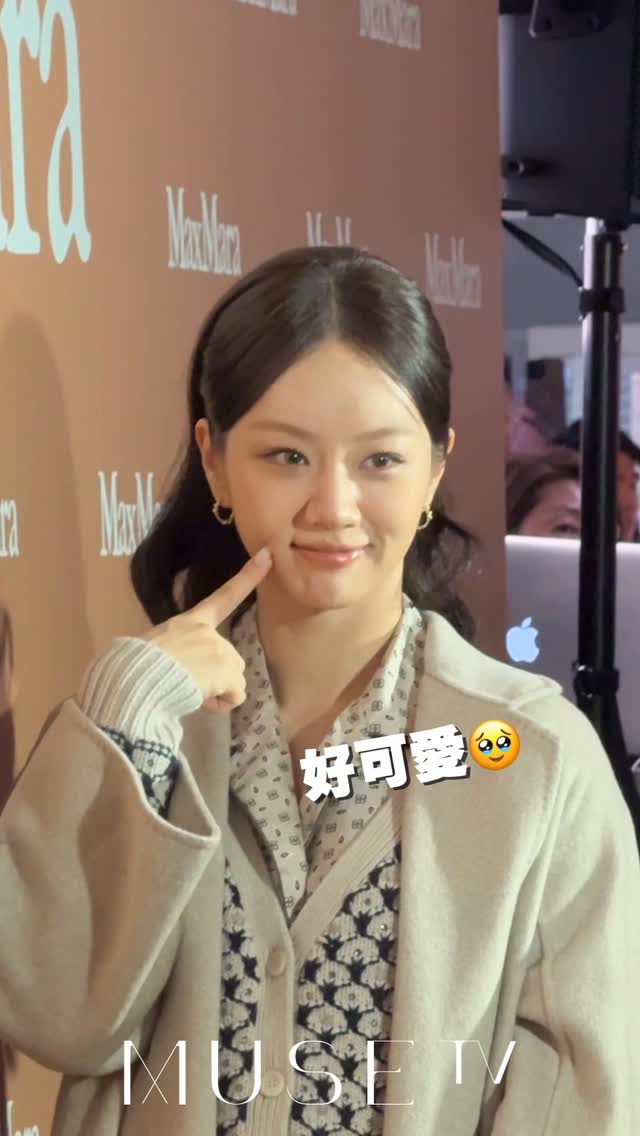 Instagram post by @musetv_hk for Max Mara. Caption reads: [...] NEWS】

喺海港城撞到Hyeri?!💥😆

原來Hyeri嚟出席Max....