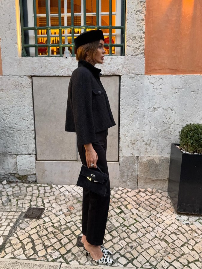 Instagram post by @nurbilenyavuzer for Beauty Omelette. Caption reads: 🖤

Ceket @chanelofficial 
Denim pantolon....