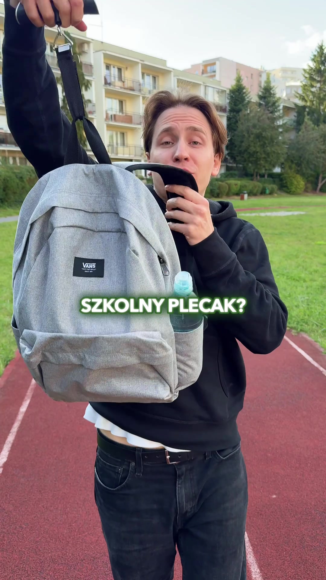 TikTok post by @prawomarcina for Amazon PL. Caption reads: Ile maksymalnie może ważyć twój plecak w szkole?....