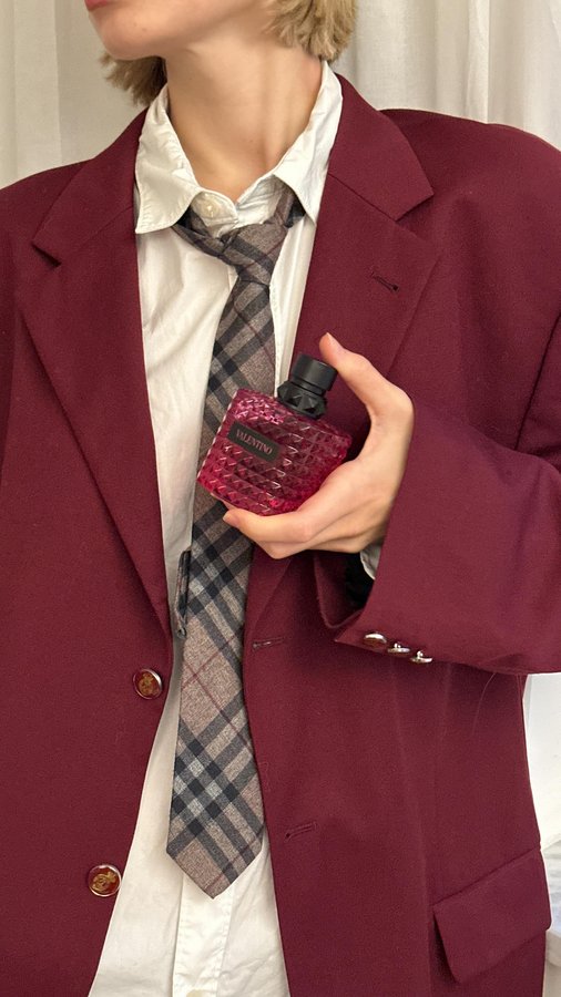 Instagram post by @linda.sza for Valentino Beauty. Caption reads: anzeige/ never leaving the house without....