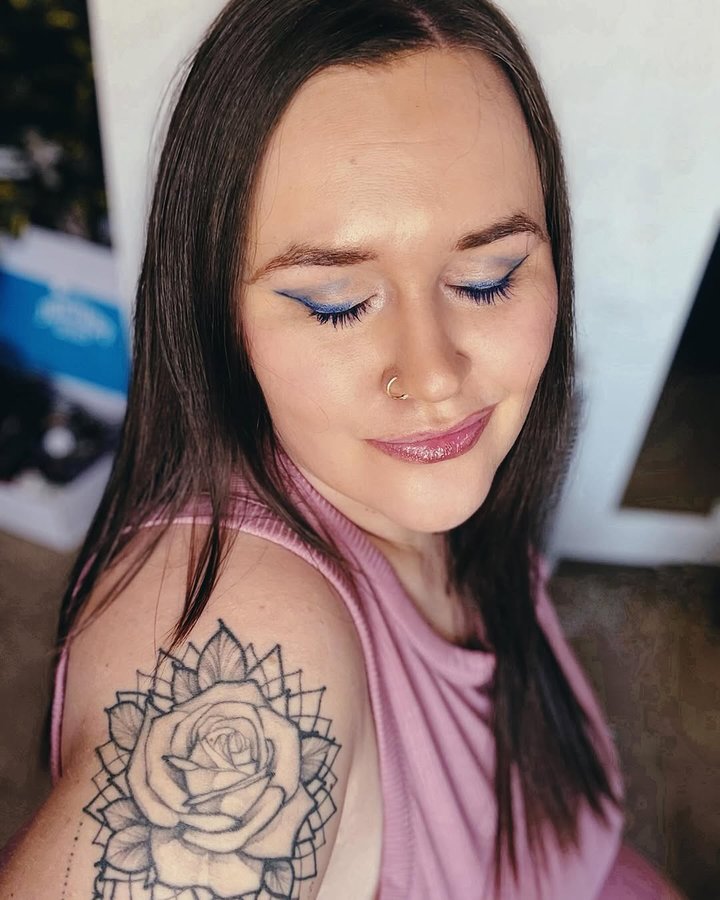 Instagram post by @alyonkashe for Aora Makeup. Caption reads: [...] helps with cold blues. Thank you @aoramakeup....