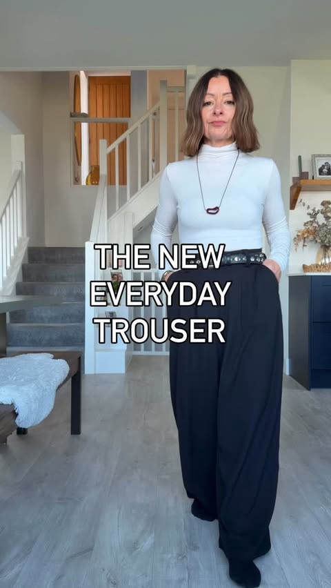 Instagram post by @missionstyle_ for Halara. Caption reads: [...] a friend for coffee at the weekend. The....