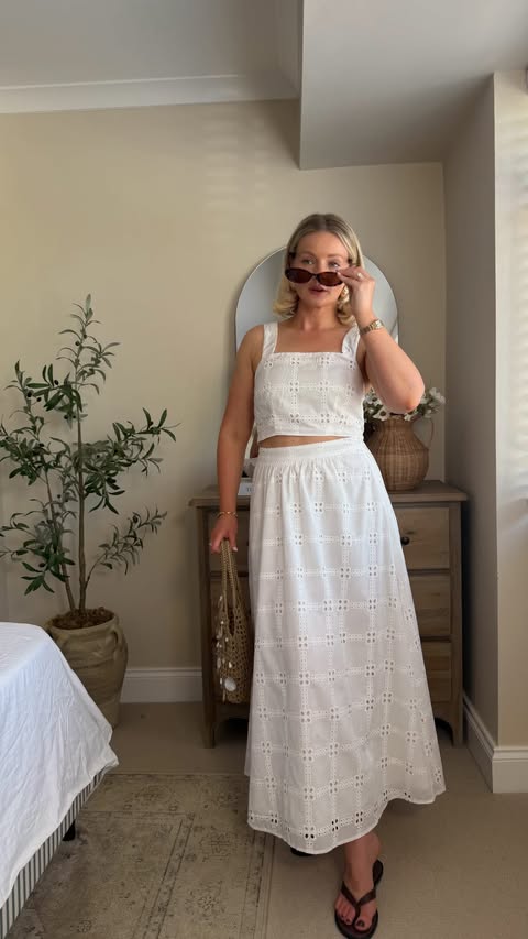 Instagram post by @laura.byrnes for New Look. Caption reads: [...] to book the flight! All outfits from....