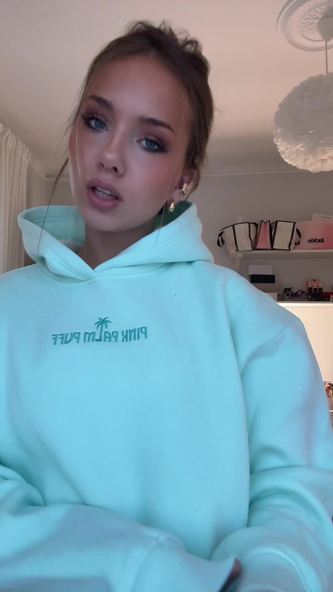 TikTok post by @juliettewimaan for PINK PALM PUFF. Caption reads: Hoodien från @PINK PALM PUFF 🩵🩵 (samarbete).