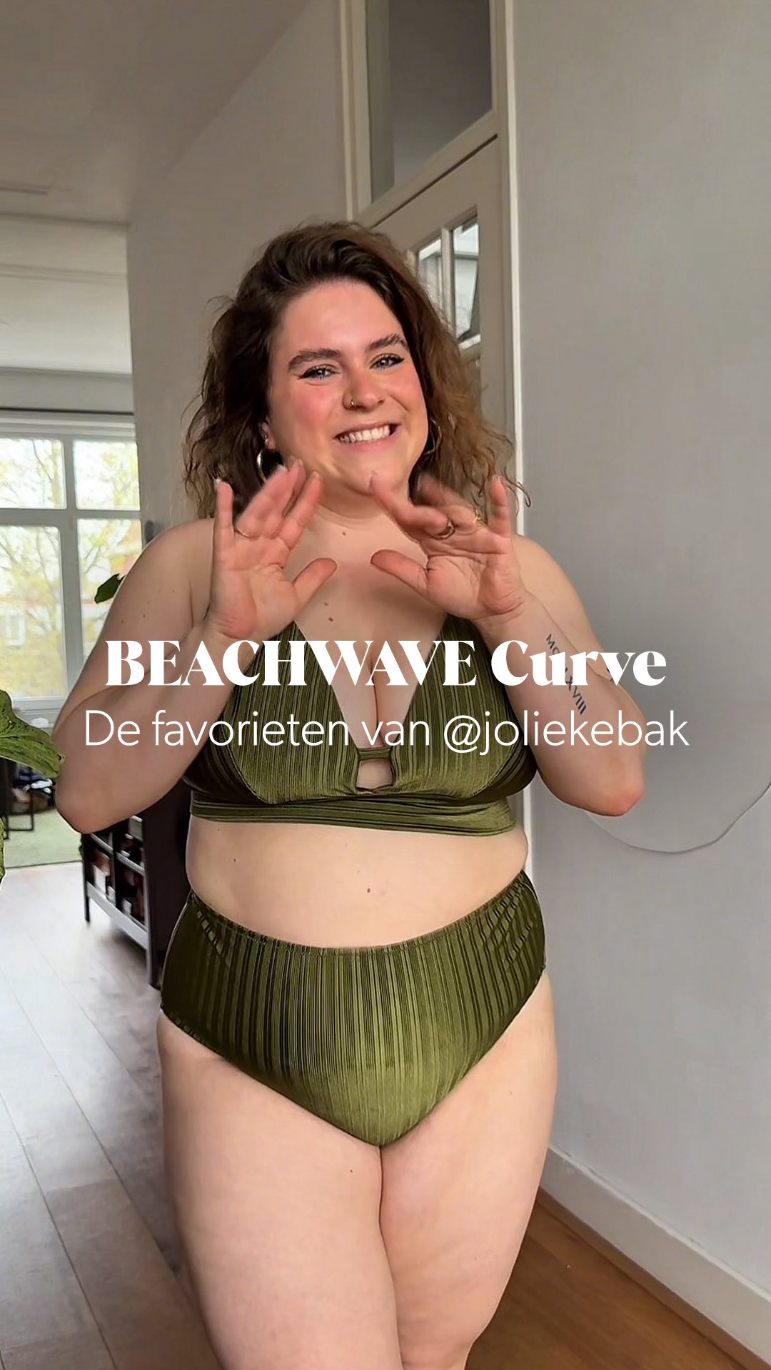 Instagram post by @joliekebak for Wehkamp. Caption reads: Nieuw: BEACHWAVE Curve. Net zo mooi als BEACHWAVE,....
