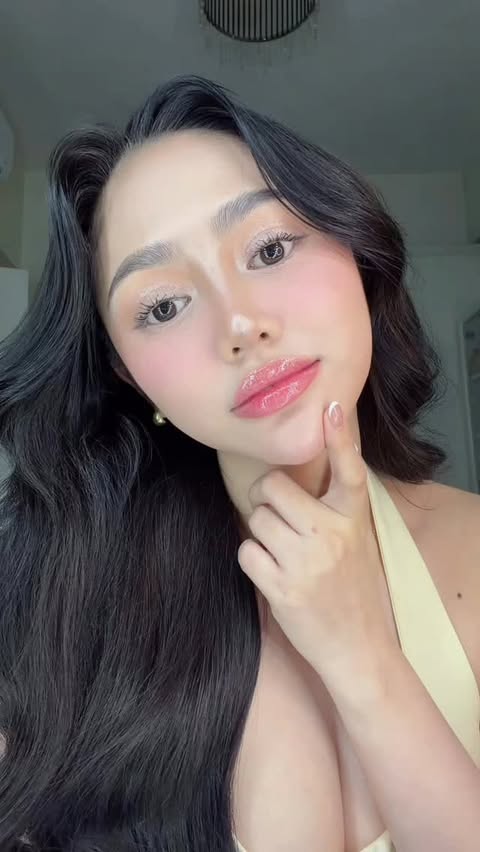 Instagram post by @charlynn_icban for Barenbliss. Caption reads: [...] & juicy all day long. Get it here:....