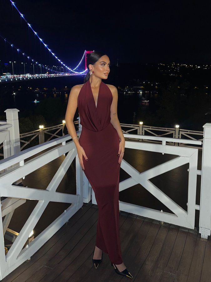 Instagram post by @aleynnakoc for Black Fashion. Caption reads: Lost in the lights🌚
 Elbisem: @blackfashion....