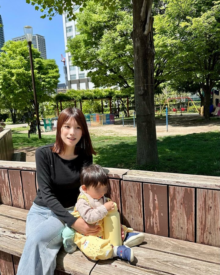 Instagram post by @kanzaki_sae for b.box Japan. Caption reads: お弁当もってピクニック⛲️🌞🥪🍱

朝方まで起きて太陽にあたるのが苦手だった妊娠前の自分じゃ考....