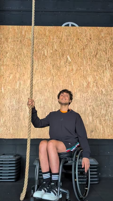 Instagram post by @ciscogarve for Zalando. Caption reads: [...] arriba ✌🏼 Todas las prendas son de @zalando....
