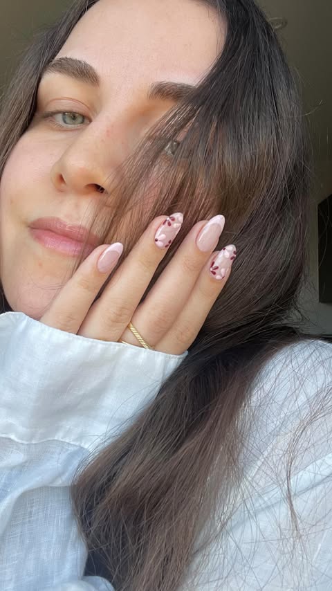 Instagram post by an influencer for Beetles Gel Polish. Caption reads: [...] early spring🥹🌸♥️ using @beetlesgelpolish....